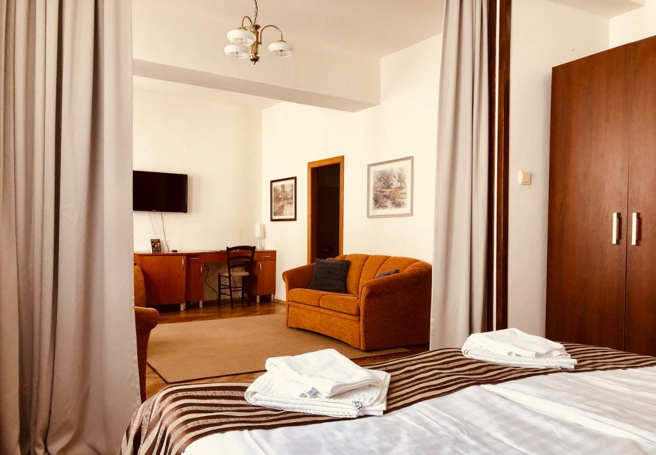 Hotel & Penzion Grand Matej Banská Štiavnica Екстериор снимка