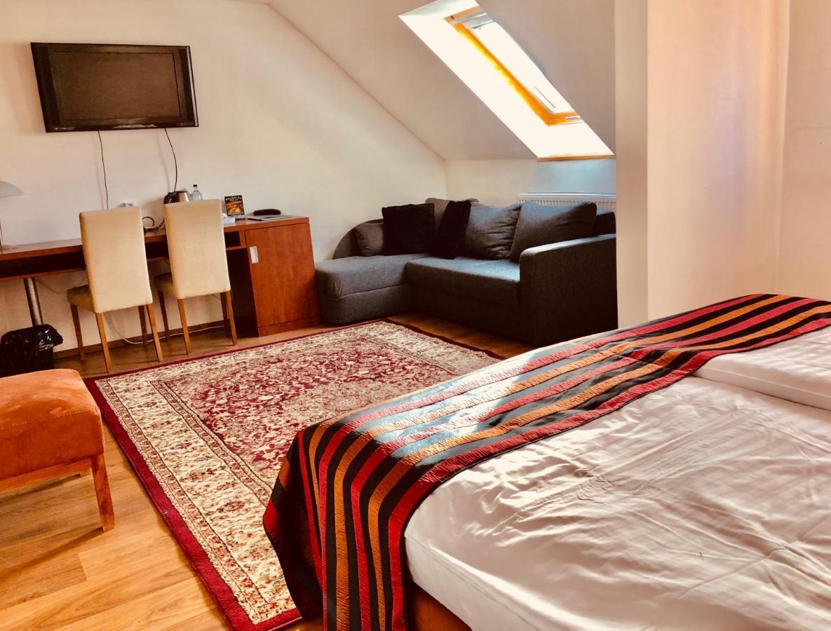 Hotel & Penzion Grand Matej Banská Štiavnica Екстериор снимка