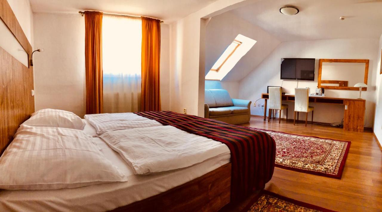 Hotel & Penzion Grand Matej Banská Štiavnica Екстериор снимка